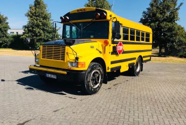 Mittlerer gelber Schoolbus Mittlerer gelber Schoolbus